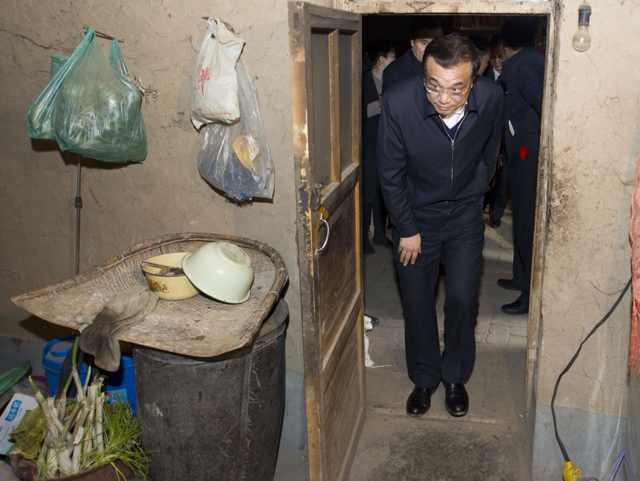 總理察看村民低保卡 詢問政策落實(shí)