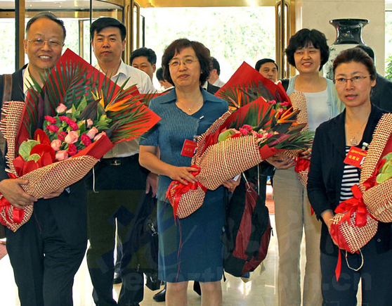 市第十次黨代會(huì)代表報(bào)到 何立峰等在代表團(tuán)住地迎接