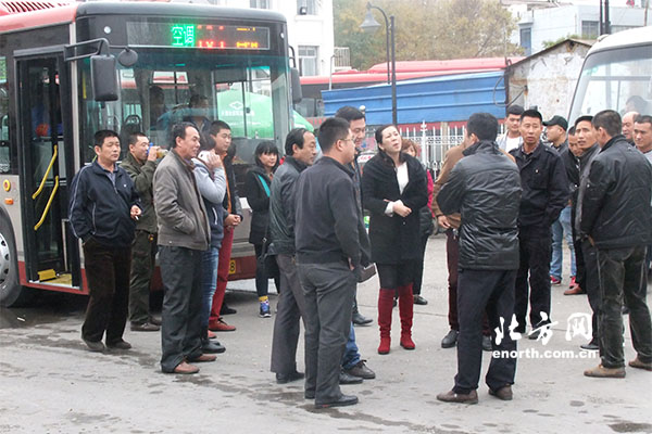 天津公交161路遭民營(yíng)車(chē)主圍堵無(wú)法運(yùn)營(yíng) 盼早日解決