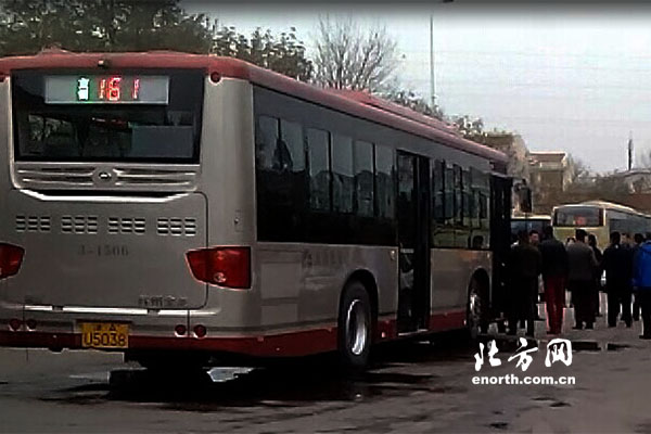 天津公交161路遭民營(yíng)車(chē)主圍堵無(wú)法運(yùn)營(yíng) 盼早日解決