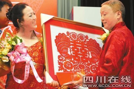 震區(qū)重組家庭集體婚禮 活出來(lái)不容易好好活著