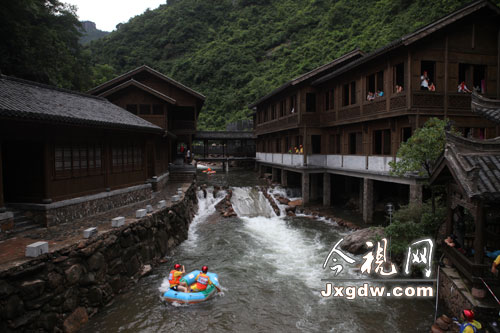 大覺山國際生態(tài)旅游節(jié)開幕 國內(nèi)外選手競漂飛渡