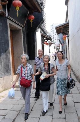 辛亥名杰后裔及專(zhuān)家學(xué)者參訪福州辛亥革命史跡