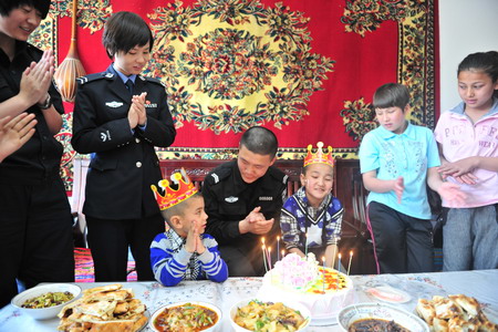 新疆特警為SOS兒童村小朋友過生日