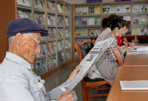 新疆伊寧市圖書館免費(fèi)向公眾開放(圖)