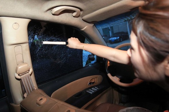 圖解汽車被淹錯誤逃生法及最佳破窗方式！