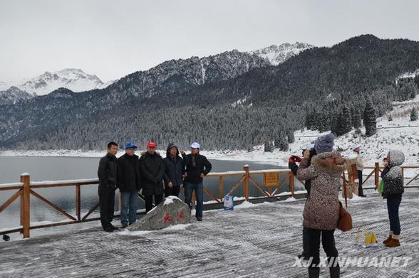新疆天山天池冰雪風(fēng)情節(jié)開幕首日 超5000人免費滑雪