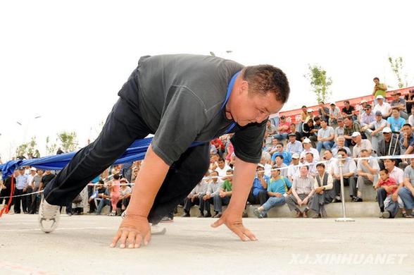 阿肯阿依特斯大會(huì)上演精彩民族體育
