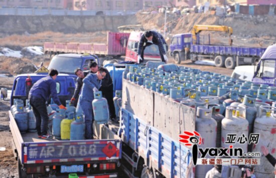烏魯木齊一輛運(yùn)295個(gè)“黑氣罐”貨車被查扣（圖）