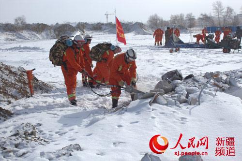 阿勒泰消防官兵零下12度頂風(fēng)雪開展地震救援拉動演練