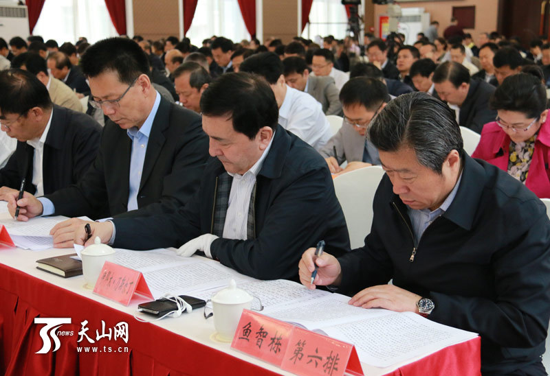 領(lǐng)導(dǎo)干部要自覺踐行“三嚴(yán)三實”