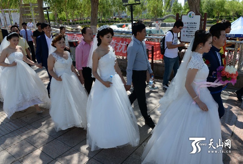 新疆庫(kù)爾勒市“5·20”公益環(huán)保集體婚禮隆重舉行