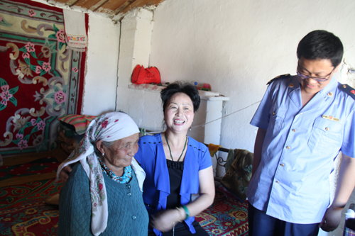 青河縣：吳淑芹愛(ài)心幫扶66歲哈薩克族加米拉媽媽