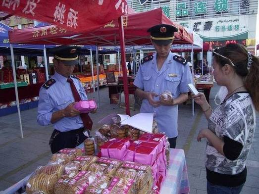 哈密市工商局二早二查迎“雙節”