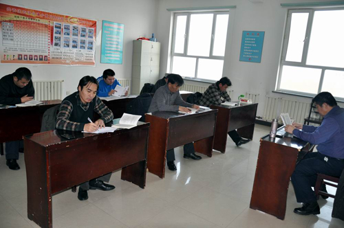 農(nóng)六師少數(shù)民族掛職干部學(xué)習(xí)十八大精神