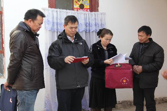 第三師民政局領(lǐng)導來紅旗農(nóng)場調(diào)查社會救助工作落實情況
