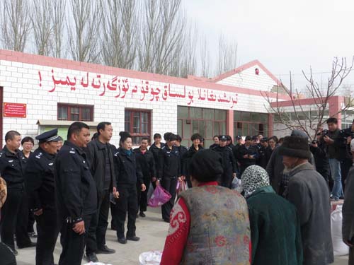 35名警花“三八”婦女節的特殊慰問