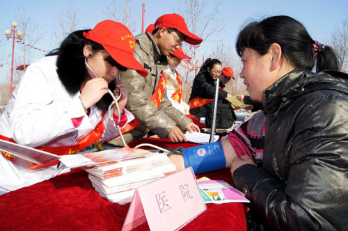 新疆兵團六師共青團農(nóng)場百名“雷鋒”真情服務社會