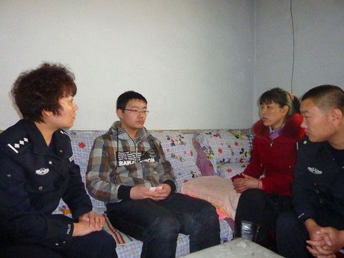 新疆兵團(tuán)民警傳遞愛(ài)心將雷鋒精神進(jìn)行到底