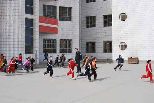新疆兵團(tuán)二師公安機(jī)關(guān)組織學(xué)生進(jìn)行消防應(yīng)急演練