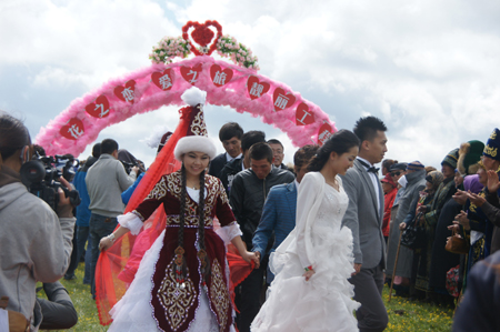 裕民縣舉辦“花之戀　愛(ài)之旅”百對(duì)新人集體婚禮