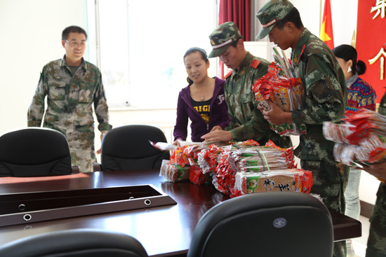 “擁軍鞋墊”寄深情　 ---七旬老人到克拉瑪依市白堿灘區人武部慰問官兵