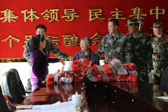 “擁軍鞋墊”寄深情　 ---七旬老人到克拉瑪依市白堿灘區人武部慰問官兵