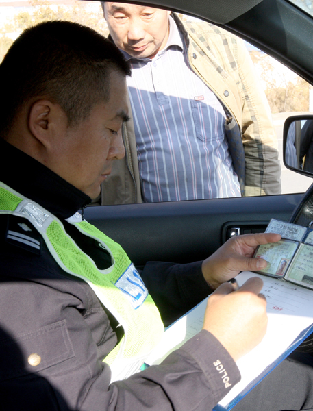 新疆克拉瑪依市白堿灘區交警開展秋冬道路專項行動