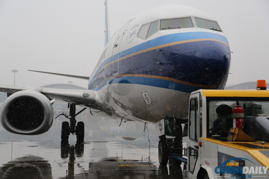 烏機(jī)場(chǎng)迎今冬首場(chǎng)降雪 南航新疆進(jìn)入“冬運(yùn)模式”