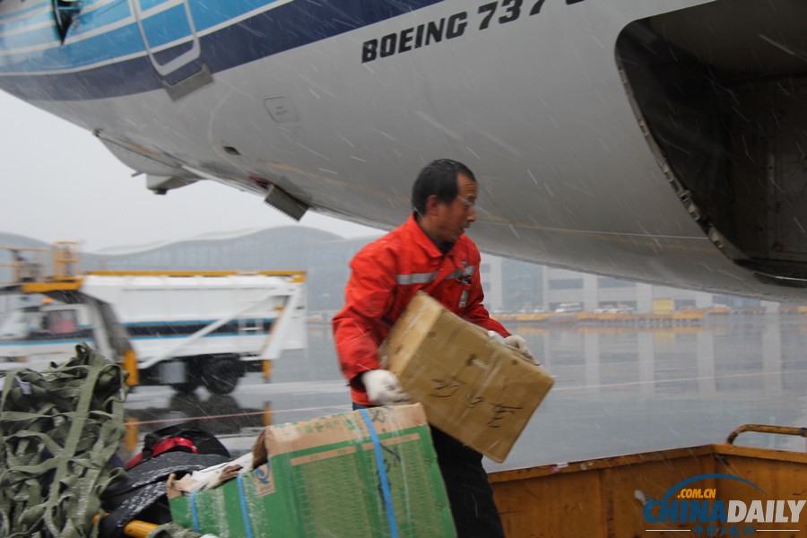 烏機(jī)場迎今冬首場降雪 南航新疆進(jìn)入“冬運(yùn)模式”
