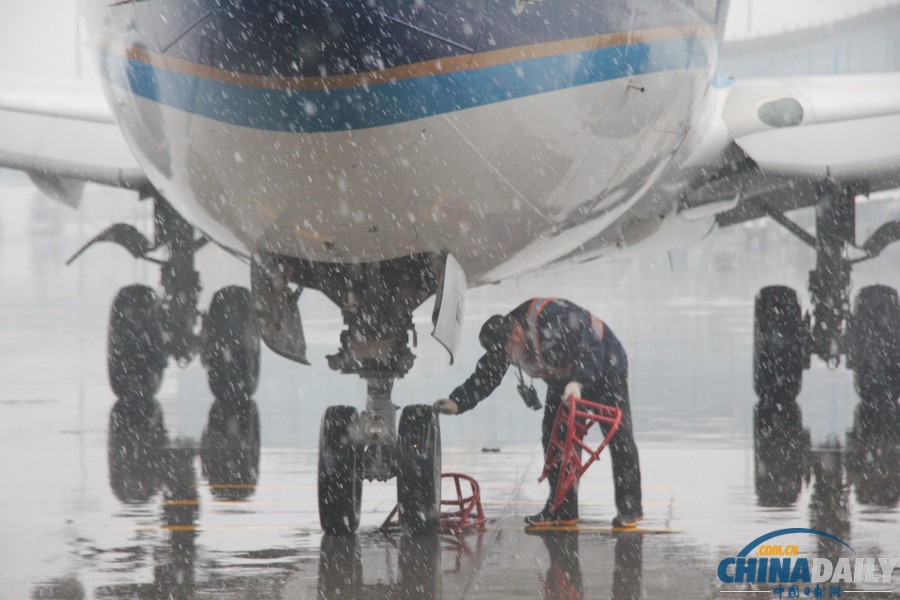 烏機(jī)場迎今冬首場降雪 南航新疆進(jìn)入“冬運(yùn)模式”