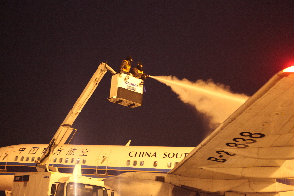 烏魯木齊迎最強(qiáng)寒流 飛機(jī)除冰師冒嚴(yán)寒高空除冰