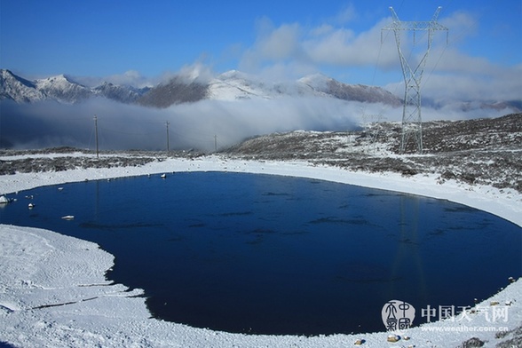 四川甘孜震后依然美 雪域銀裝如畫境