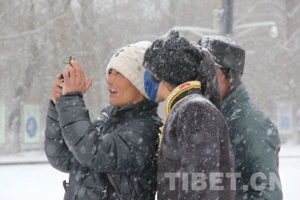 拉薩飄新年初雪 市民游客玩嗨了