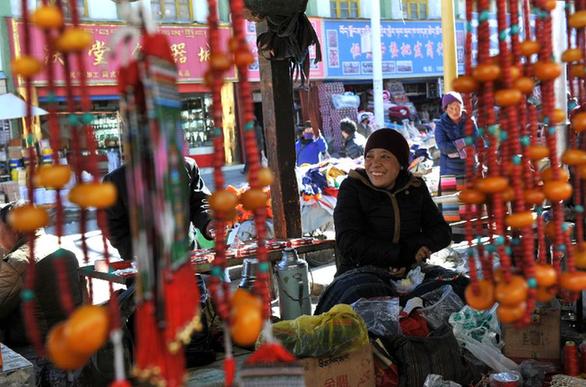 酥油奶渣人參果　日喀則農(nóng)牧民購置年貨忙