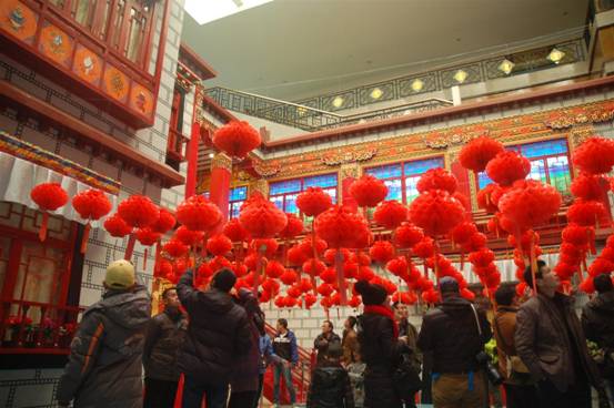網(wǎng)友參觀西藏博物館 體驗藏歷新年風俗