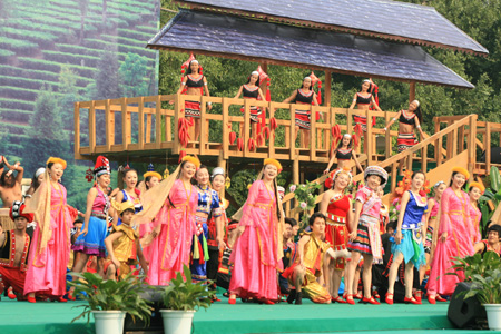 中央電視臺“心連心”藝術團赴普洱慰問演出