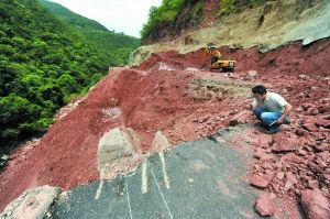 云南“史上最短命公路”追蹤：官方否認搶工期