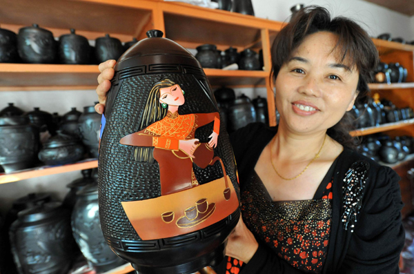彝家女傳承古技藝 小黑陶開(kāi)拓大市場(chǎng)