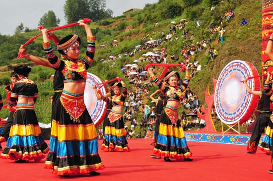 云南彝良舉行奎香后山彝族火把節