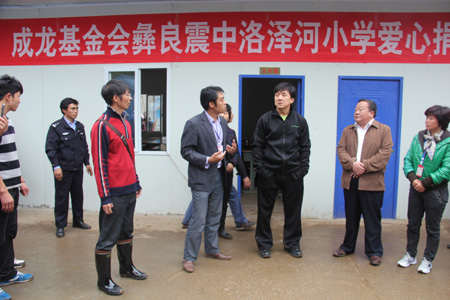 成龍到云南彝良看望受災群眾為災區(qū)捐資140萬元