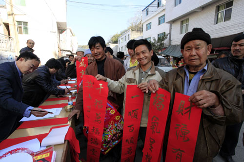 云南巧家開(kāi)展“迎新春送春聯(lián)”活動(dòng)受歡迎
