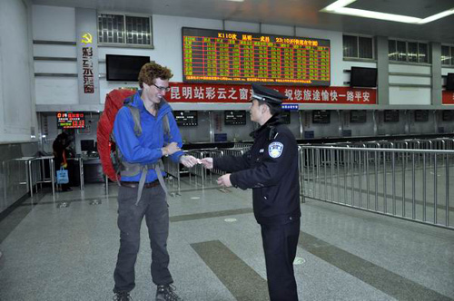 熱心民警獻(xiàn)愛心 援助旅客平安行