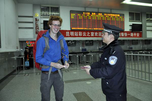 熱心民警獻(xiàn)愛心 援助旅客平安行