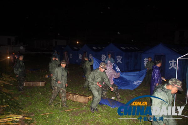 迪慶：武警云南總隊百余名官兵冒雨晝夜奮戰(zhàn)災(zāi)區(qū)搶險救災(zāi)
