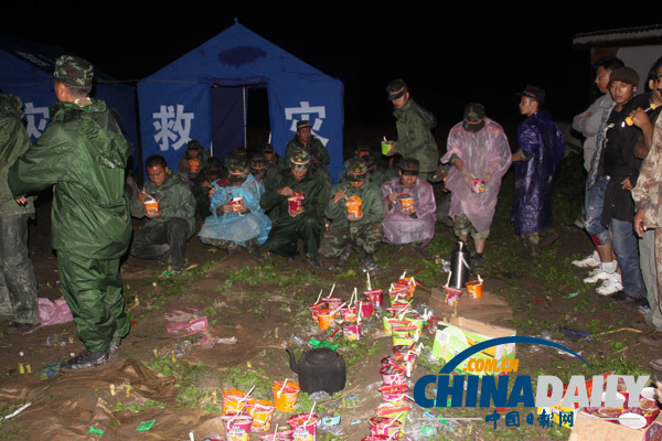 迪慶：武警云南總隊百余名官兵冒雨晝夜奮戰災區搶險救災