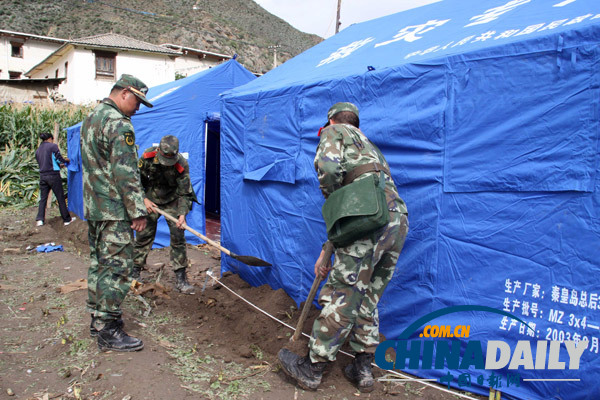 迪慶：武警云南總隊百余名官兵冒雨晝夜奮戰災區搶險救災