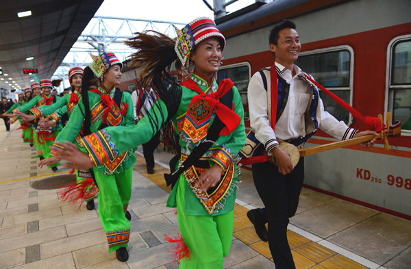云南：“石林號(hào)”旅游列車(chē)開(kāi)行