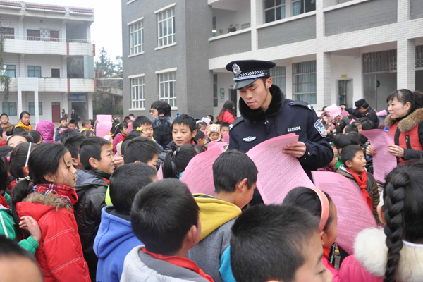 云南開遠鐵路民警大力宣傳《鐵路安全管理條例》