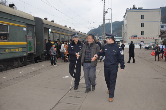 盲人男子為訪友冒險走鐵路 昆明鐵警盡職責暖心現其愿